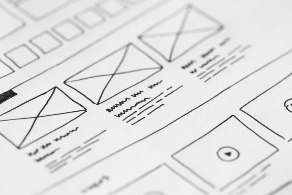 Illustration eines UX/UI Lernprozesses mit Wireframes und Prototyp